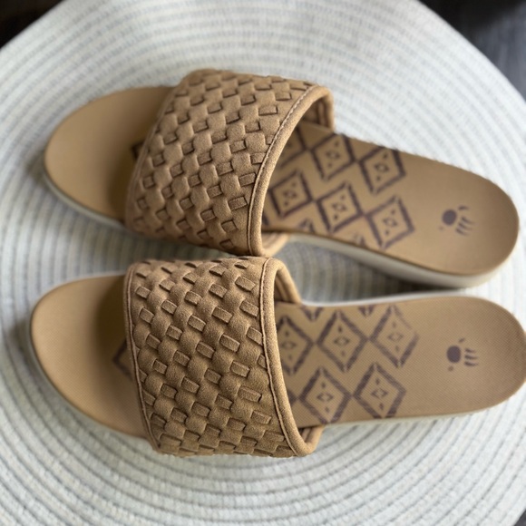 BearPaw Tan Woven Slide Sandals NWT - Picture 5 of 11